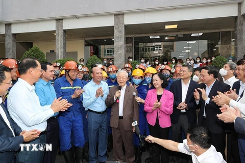 Tổng Bí thư Nguyễn Phú Trọng nói chuyện với cán bộ, công nhân Công ty Cổ phần than Vàng Danh-Vinacomin tại khu tập thể 314 trước khi vào ca sản xuất. (Ảnh: Trí Dũng/TTXVN)