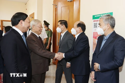 Tổng Bí thư Nguyễn Phú Trọng với các cán bộ trong Ban Thường vụ Tỉnh ủy và lãnh đạo chủ chốt tỉnh Quảng Ninh. (Ảnh: Trí Dũng/TTXVN)