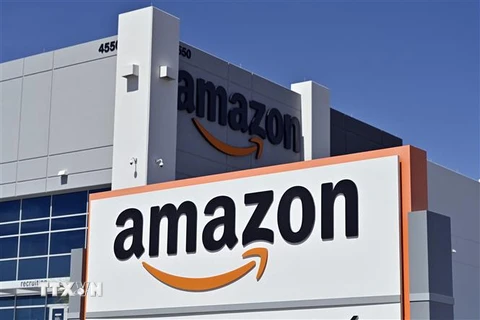Biểu tượng Amazon tại trung tâm phân phối của hãng ở North Las Vegas, Nevada, Mỹ. (Ảnh: AFP/TTXVN)
