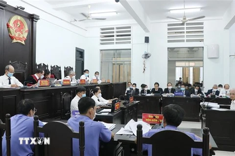 Quang cảnh phiên tòa xét xử vụ án 'vi phạm các quy định về quản lý đất đai' tại Khánh Hòa. (Ảnh: Tiên Minh/TTXVN)