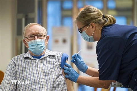 Nhân viên y tế tiêm vaccine phòng COVID-19 cho người dân tại Sodermanland, Thụy Điển. (Ảnh: AFP/TTXVN)