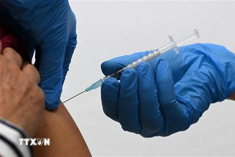 Tiêm vaccine ngừa COVID-19. (Ảnh: AFP/TTXVN)