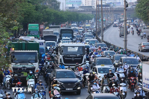 Lượng người và phương tiện rời Hà Nội về hướng Quốc lộ 1 tăng đột biến chiều 8/4. (Ảnh: Hoàng Hiếu/TTXVN)