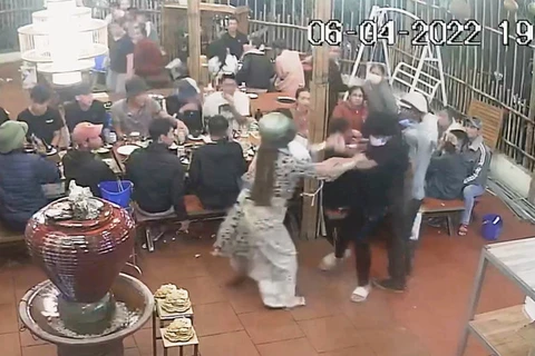 Người phụ nữ đánh tới tấp nhân viên phục vụ quán ăn. (Ảnh cắt từ video clip).