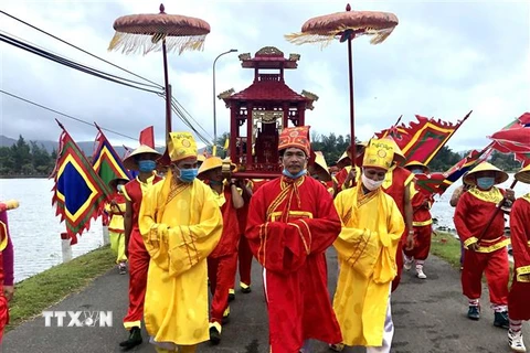 Nhân dân làng An Hải xưa và người dân huyện Côn Đảo ngày nay long trọng tổ chức lễ giỗ bà Thứ phi Hoàng Phi Yến. (Ảnh: TTXVN phát)