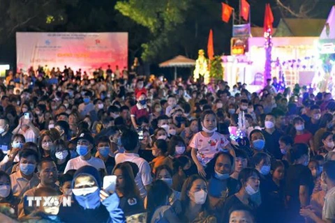 Rất đông du khách về dự lễ hội. (Ảnh: Nguyễn Nam/TTXVN)