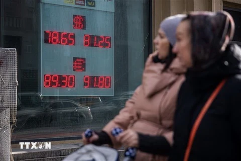 Bảng tỷ giá đôla Mỹ, đồng euro với đồng ruble của Nga tại một ngân hàng ở Moskva. (Ảnh: AFP/TTXVN)