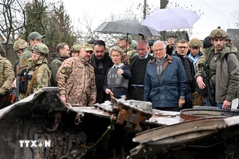 Chủ tịch Ủy ban châu Âu (EC) Ursula von der Leyen (giữa) và Đại diện cấp cao về chính sách an ninh và đối ngoại của EU Josep Borrell thăm thị trấn Bucha, phía tây bắc thủ đô Kiev, Ukraine, ngày 8/4/2022. (Ảnh: AFP/TTXVN)