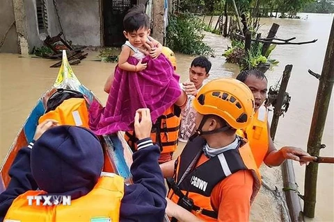 Lực lượng cứu hộ sơ tán người dân khỏi khu vực ngập lụt do bão Megi ở thị trấn Panay, tỉnh Capiz, Philippines ngày 12/4. (Ảnh: AFP/TTXVN)