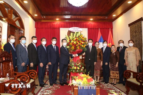 Đoàn đại biểu tặng hoa, quà chúc mừng ông Viengxay Phommachanh, Tổng Lãnh sự quán Lào cùng toàn thể cán bộ, nhân viên đang công tác tại Tổng Lãnh sự quán tại Đà Nẵng nhân dịp Tết cổ truyền Bunpimay. (Ảnh: Trần Lê Lâm/TTXVN)