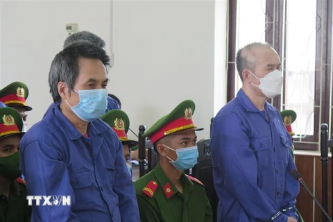 Hai bị cáo Tống Kiến Hoàng (bên trái) và Thái Tự Lực bị tuyên án tử hình. (Ảnh: Dư Toán/TTXVN)