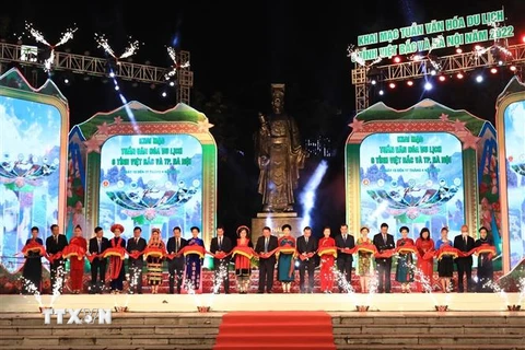 Các đại biểu cắt băng khai mạc Tuần lễ văn hóa du lịch 6 tỉnh Việt Bắc và thành phố Hà Nội năm 2022. (Ảnh: Hoàng Hiếu/TTXVN)