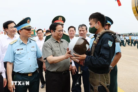 Thủ tướng Phạm Minh Chính kiểm tra công tác sẵn sàng chiến đấu của cán bộ, sỹ quan, chiến sỹ Trung đoàn không quân 937. (Ảnh: Dương Giang/TTXVN)