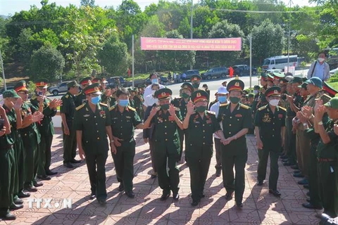 Trung tướng Nguyễn Quốc Thước và Trung tướng Khuất Duy Tiến cùng các đồng đội trở lại chiến trường xưa. (Ảnh: Dư Toán/TTXVN)