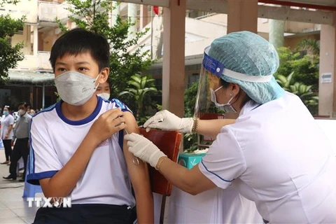Tiêm vaccine cho học sinh lớp 6 tại Trường trung học cơ sở Lê Quý Đôn, thành phố Vĩnh Long. (Nguồn: TTXVN)
