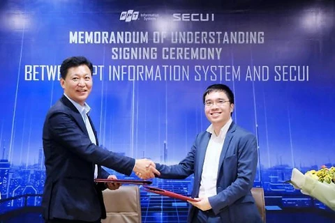 Giám đốc SECUI Jeong Sam-yong và Giám đốc FPT IS Nguyễn Hoàng Minh trong buổi ký kết thỏa thuận hợp tác. (Nguồn: SECUI)