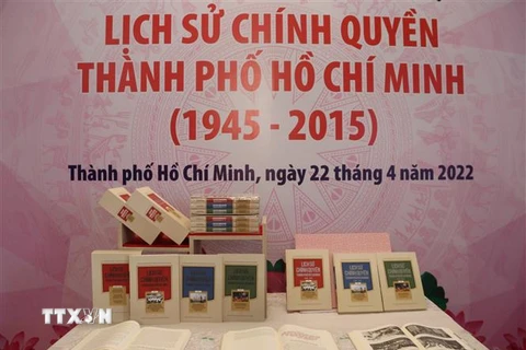 Bộ sách 'Lịch sử Chính quyền Thành phố Hồ Chí Minh (1945-2015)' gồm 3 tập, được thực hành nghiên cứu, biên soạn, hiệu chỉnh trong thời gian 6 năm (từ tháng 4/2015-2021). (Ảnh: Thu Hương/TTXVN)