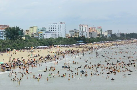 Bãi biển Sầm Sơn là một trong những điểm đến hấp dẫn khách du lịch. (Ảnh: Quang Quyết/TTXVN)