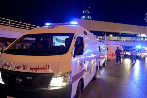 Hội Chữ thập Đỏ Liban đã điều động hơn 10 xe cứu thương đến cảng Tripoli. (Nguồn: EPA)
