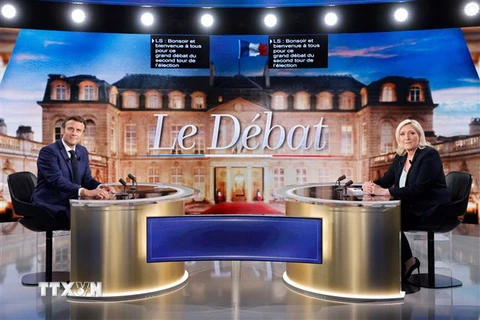 Hai ứng viên tranh cử Tổng thống Pháp vòng 2: đương kim Tổng thống Emmanuel Macron (trái) và đại diện đảng Tập hợp quốc gia, bà Marine Le Pen trong cuộc tranh luận trực tiếp trên truyền hình ngày 20/4. (Ảnh: AFP/TTXVN)