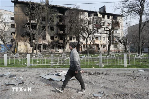 Một tòa nhà chung cư bị phá hủy trong cuộc xung đột tại Mariupol, Ukraine. (Ảnh: THX/TTXVN)
