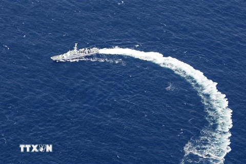 Tàu tuần tra của Lực lượng bảo vệ bờ biển Nhật Bản tham gia tìm kiếm nạn nhân mất tích sau vụ chìm tàu du lịch Kazu I ở ngoài khơi bờ biển Hokkaido ngày 24/4. (Ảnh: Kyodo/TTXVN)