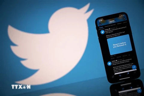 Biểu tượng Twitter trên màn hình điện thoại thông minh và máy tính bảng. (Ảnh: AFP/TTXVN)