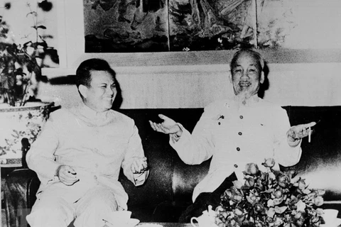 Chủ tịch Hồ Chí Minh tiếp và nói chuyện thân mật với ông Kaysone Phomvihane - Trưởng đoàn đại biểu Đảng và Mặt trận Lào yêu nước sang thăm hữu nghị Việt Nam (1966). (Ảnh: Tư liệu TTXVN)