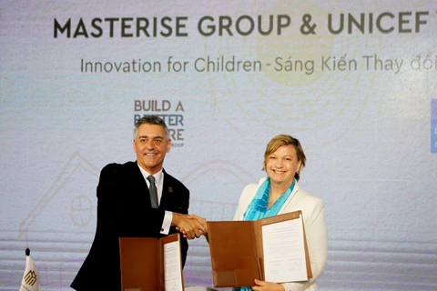 Đại diện Tập đoàn Masterise Group và UNICEF Việt Nam ký kết hợp tác 'Innovation for Children - Sáng kiến thay đổi tương lai.' (Ảnh: Thành Chung/Vietnam+)