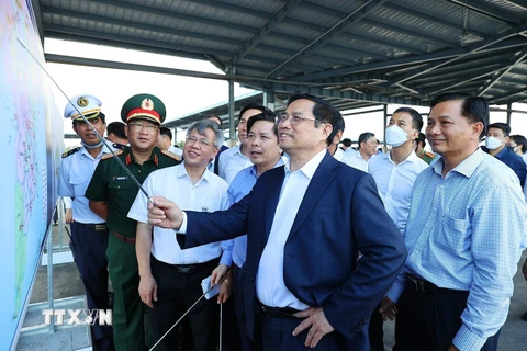Thủ tướng Phạm Minh Chính xem quy hoạch cảng Trần Đề. (Ảnh: Dương Giang/TTXVN)