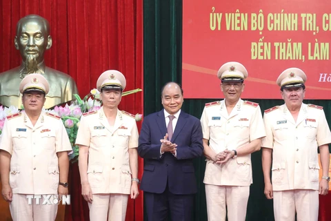 Chủ tịch nước Nguyễn Xuân Phúc với lãnh đạo Cục An ninh nội địa. (Ảnh: Thống Nhất/TTXVN)
