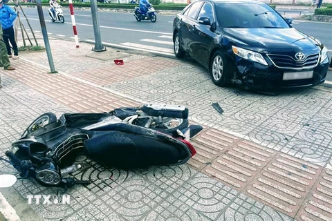 Hiện trường vụ Đại úy Phan Minh Hưng lái ôtô ép xe máy của 2 tên cướp. (Ảnh: TTXVN phát)