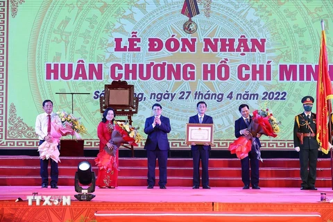 Thủ tướng Phạm Minh Chính trao Huân chương Hồ Chí Minh cho lãnh đạo tỉnh Sóc Trăng. (Ảnh: Dương Giang/TTXVN)