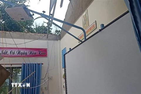 Lốc xoáy quét qua địa bàn xã Lộc Thành, huyện Bảo Lâm đã làm 2 phòng học tại Trường Tiểu học Nguyễn Khuyến bị tốc mái, trong đó có 1 phòng học bị tốc mái hoàn toàn. (Ảnh: TTXVN)