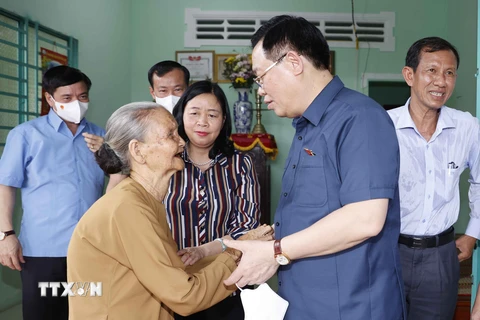 Trong chuyến thăm và làm việc tại Vĩnh Long, Chủ tịch Quốc hội Vương Đình Huệ thăm Mẹ Việt Nam Anh hùng Lê Thị Liên. (Ảnh: Doãn Tấn/TTXVN)