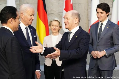 Thủ tướng Đức Olaf Scholz trao đổi với Thủ tướng Nhật Bản Fumio Kishida bên lề Hội nghị G7 hồi tháng Ba. (Nguồn: AP)