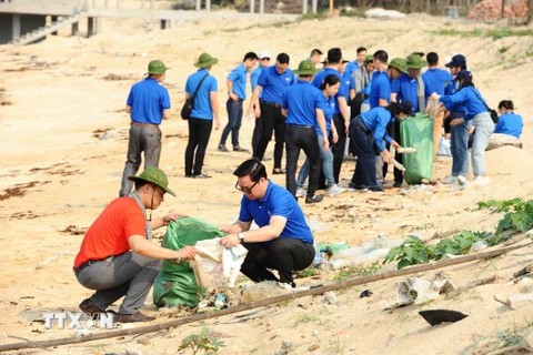 Thanh niên Đoàn Khối các cơ quan Trung ương và Đoàn Thanh niên Bộ Tài nguyên và Môi trường làm sạch bờ biển. (Ảnh: Minh Đức/TTXVN)