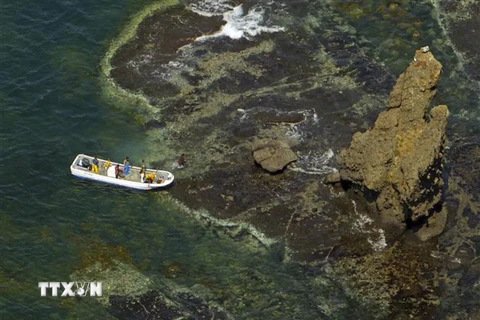 Tàu cứu hộ tham gia tìm kiếm nạn nhân sau vụ chìm tàu du lịch Kazu I ở ngoài khơi bán đảo Shiretoko, Nhật Bản. (Ảnh: Kyodo/TTXVN)