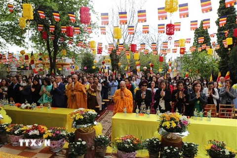 Hòa thượng Thích Tịnh Quang, Đại đức Thích Pháp Nhẫn cùng các Phật tử tại Đại lễ Phật Đản ở chùa Phổ Đà. (Ảnh: Phương Hoa/TTXVN)