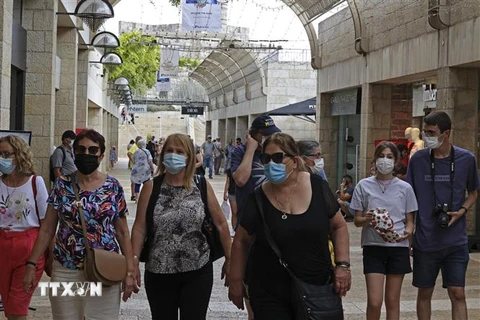 Người dân Israel đeo khẩu trang phòng dịch COVID-19 tại Jerusalem. (Ảnh: AFP/TTXVN)