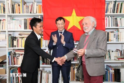 Chủ tịch Chi hội Hữu nghị Italy-Việt Nam vùng Veneto, ông Renato Darsie trao quyền sử dụng Nhà văn hóa Việt Nam cho đại diện của sinh viên Việt Nam. (Ảnh: Hải Linh/TTXVN)