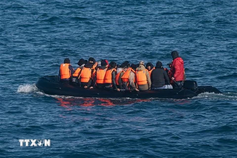 Người di cư tìm cách vượt qua eo biển Manche vào Anh. (Ảnh: AFP/TTXVN)