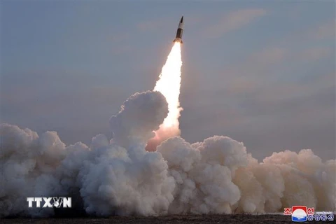 Một vụ phóng thử tên lửa đạn đạo của Triều Tiên. (Ảnh: AFP/TTXVN)
