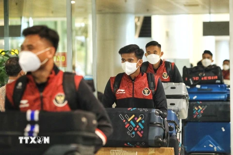Các cầu thủ U23 Indonesia tại Sân bay quốc tế Nội Bài. (Ảnh: Tuấn Anh/TTXVN)