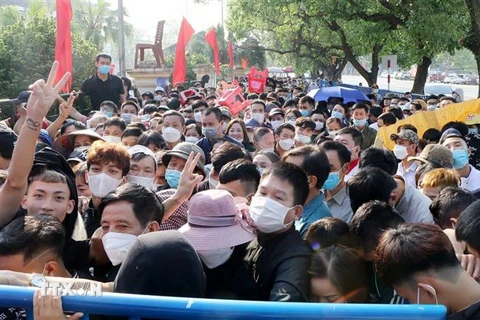 Hàng nghìn người hâm hộ xếp hàng chờ được mua vé xem các trận đấu môn bóng đá nam SEA Games 31 tại Phú Thọ. (Ảnh: Trung Kiên/TTXVN)