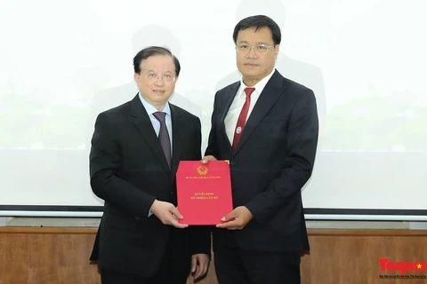 Thứ trưởng Tạ Quang Đông trao quyết định bổ nhiệm cho ông Đặng Hà Việt. (Nguồn: Toquoc.vn)