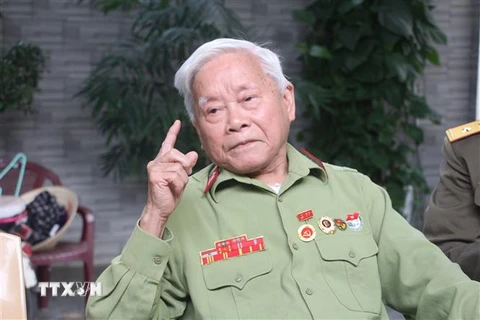 Cựu chiến binh Trần Xuân Kình bồi hồi nhớ lại những chiến công cùng đồng đội ở trung đoàn cao xạ 367. (Ảnh: Bích Huệ/TTXVN)