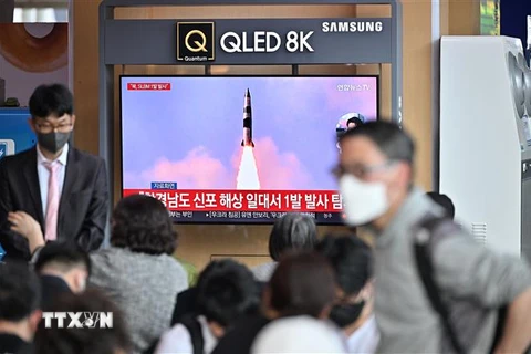 Người dân theo dõi tư liệu về một vụ phóng tên lửa đạn đạo của Triều Tiên được phát trên truyền hình, tại nhà ga Seoul, Hàn Quốc ngày 7/5. (Ảnh: AFP/TTXVN)