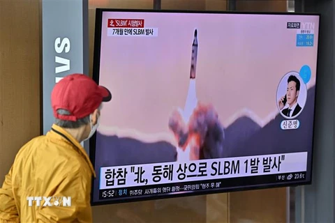 Người dân theo dõi tư liệu về một vụ phóng tên lửa đạn đạo của Triều Tiên được phát trên truyền hình, tại nhà ga Seoul, Hàn Quốc ngày 7/5. (Ảnh: AFP/TTXVN)