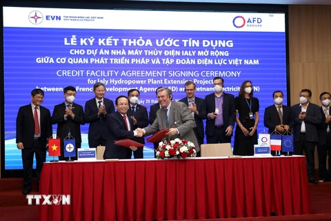 Tập đoàn Điện lực Việt Nam (EVN) và Cơ quan Phát triển Pháp (AFD) ký kết thỏa thuận tín dụng cho khoản vay ưu đãi không bảo lãnh Chính phủ trị giá 74,7 triệu euro cho Dự án Nhà máy thủy điện Ialy mở rộng (tương đương 1.900 tỷ đồng, chiếm 30,8% tổng mức vố